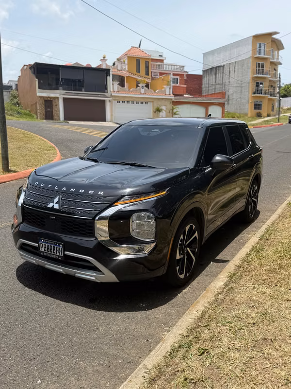 2022 Mitsubishi Outlander AWD - Air bags - CarPlay - Electric gate - Radars