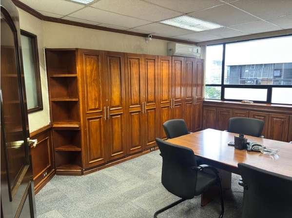 Oficina en Venta Zona 10