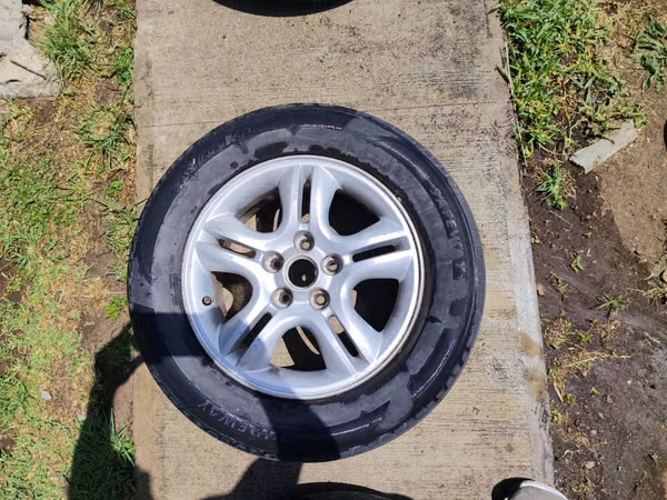 Vendo aros rin 16, 235-60, 5 agujeros, llanta 50 de vida, además incluye un aro dañado que si infla, solo es estético la