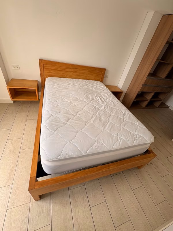 Cama, mesas de noche y colchón 