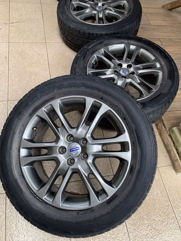Vendo Aros para Volvo rin 18 con llantas.