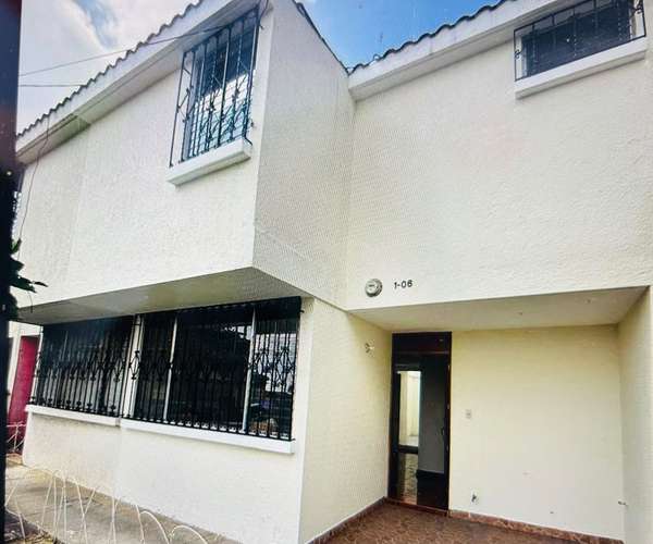 Casa en alquiler en condominio La Floresta, zona 2: seguridad y área social.