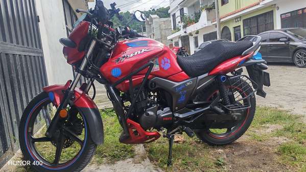Vendo motocicleta Hero color roja en buenísimo estado llantas nueva de marca y lo que traje 75000 km  tel  