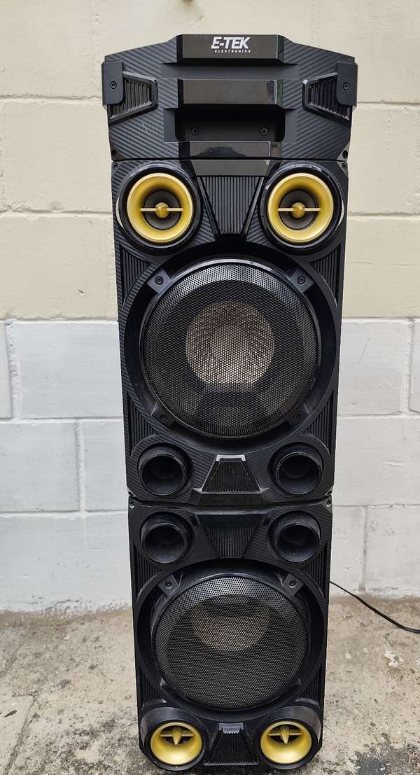 Altavoz de torre o bocina de torre