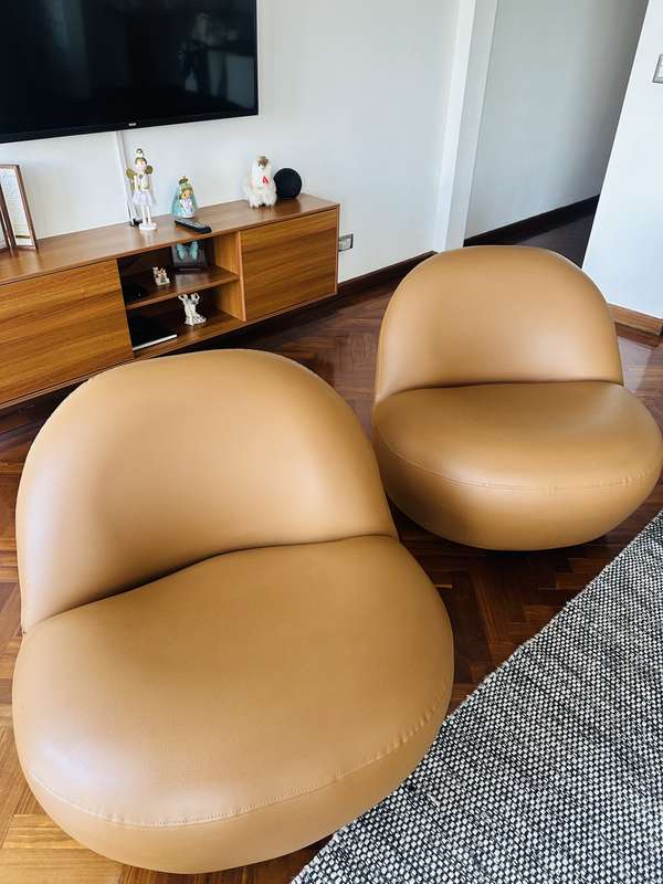Par de Sillones Otomanes Giratorios 360° – Diseño Moderno / Cognac