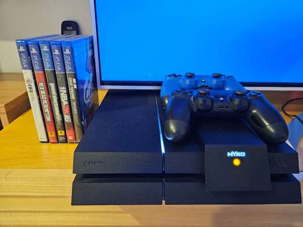 ¡Vendo PS4 estándar con juegos y accesorios!