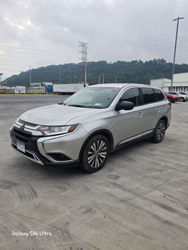 Vendo Linda Mitsubishi Outlander ES modelo 2020 4x2 