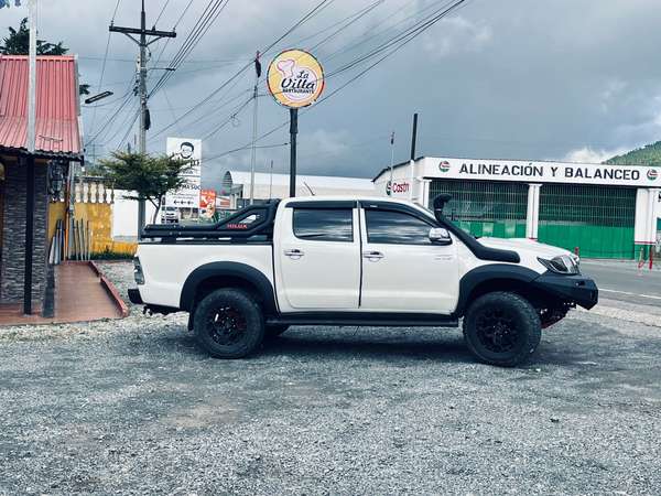 TOYOTA HILUX 3.0