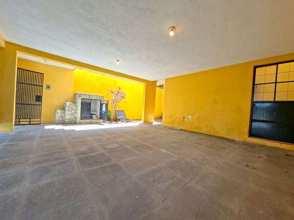 CASA CON BUENA UBICACIÓN CERCA DE LOS COLEGIOS LICEO JAVIER Y MONTE MARÍA