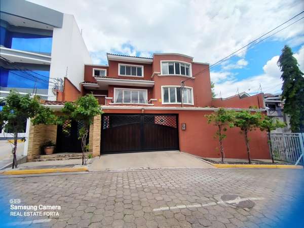 Venta de Hermosa Casa en las Lomas del Guijarro, en Tegucigalpa.