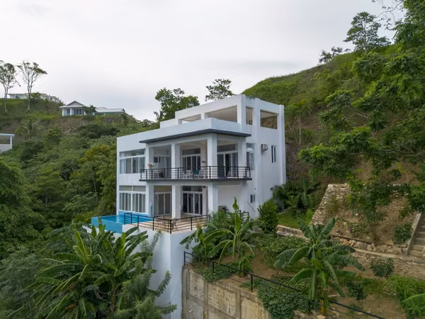 Oasis con vista al mar, diseño único y acceso a marina en Coral View.