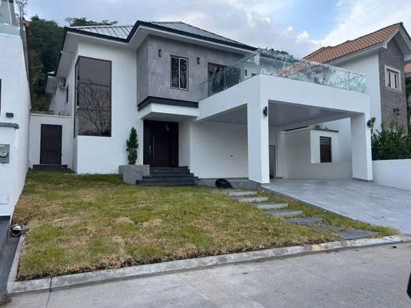 Venta de Hermosa Casa con Piscina, en Merendón Hills, en San Pedro Sula.