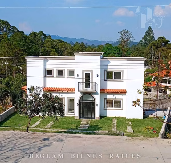 CASA AMPLIA EN VENTA