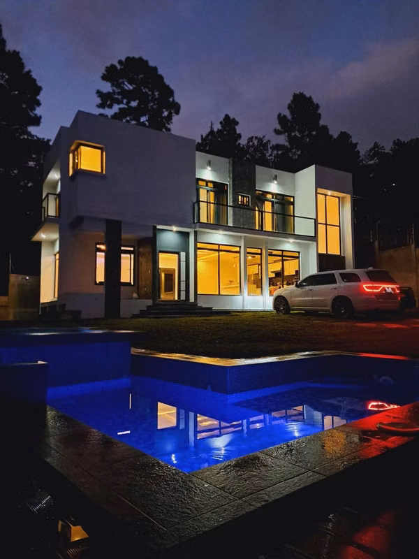 Venta de Hermosa Casa con Piscina, en Valle de Ángeles, Francisco Morazán.