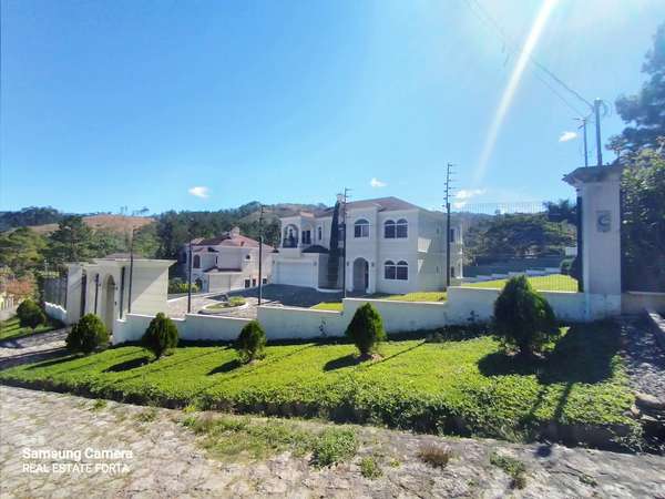 Venta de Hermosa Casa, en la Residencial Miralago, en el Hatillo, en Tegucigalpa.
