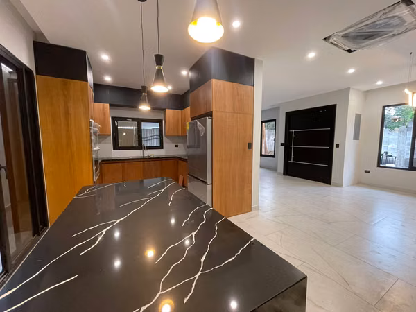¡EN VENTA – CASA DE ENSUENO DE UN NIVEL EN VILLAS MACKAY!