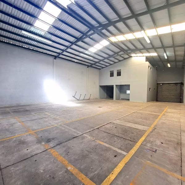 Se Renta Ofi-Bodega en Anillo Periferico