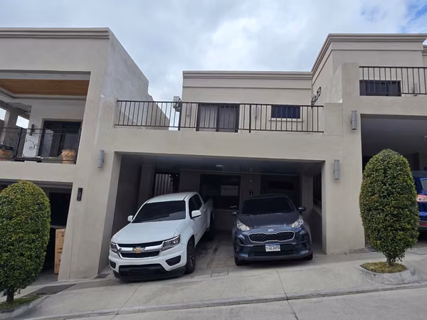 Se Renta Hermosa Casa Res. El Sauce