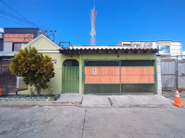 EXTRAORDINARIA UBICACION PARA VIVIR - VENTA DE CASA EN MIRAFLORES SUR – CIRCUITO CERRADO