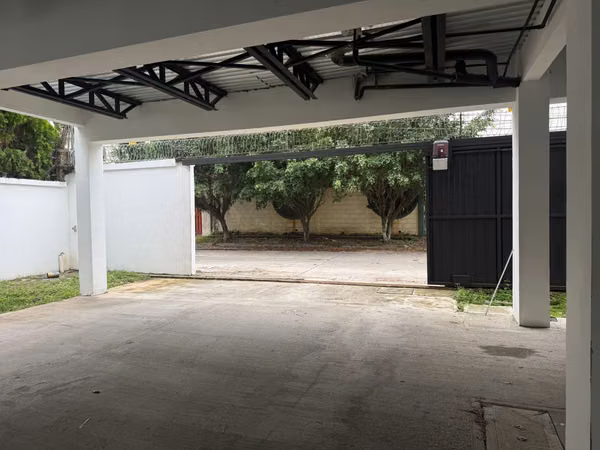 I SELL AN 8-APARTMENT BUILDING NEAR THE CATHOLIC UNIVERSITY SPS