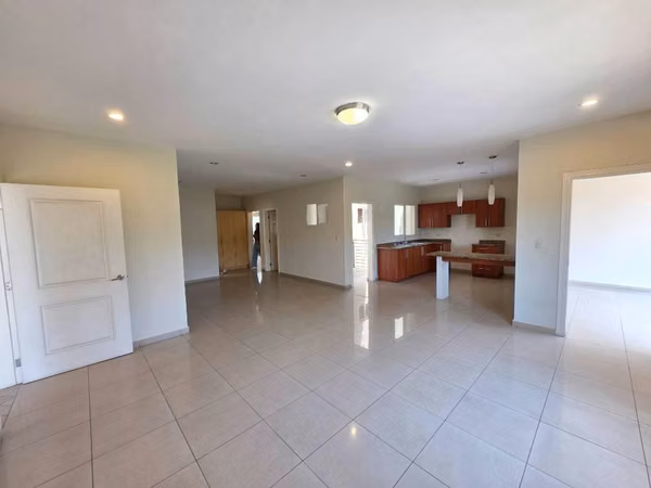Alquiler amplio apartamento en Colonia Miraflores