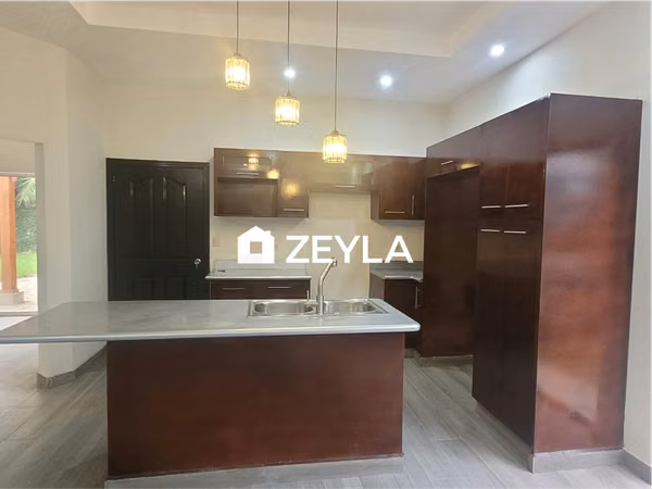 Se Vende Amplia Casa En Residencial El Barrial, SPS