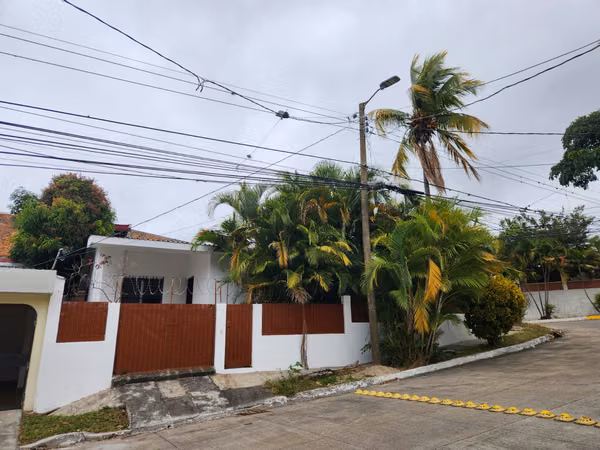 Col.Rio Grande / Loarque, Circuit, Wide corner house, Large spaces, 4 Hab + Large patio, 389.09 V2