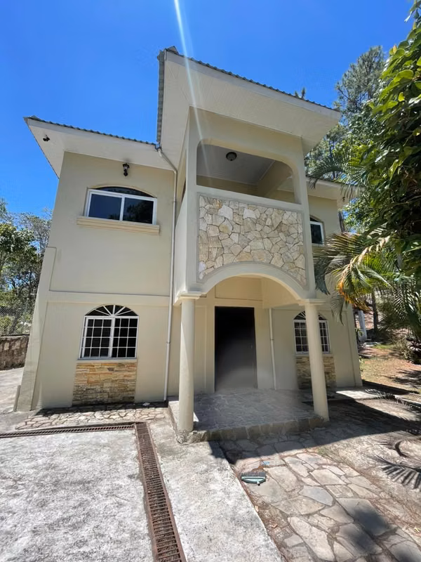 Se Vende Amplia Casa Valle de Angeles