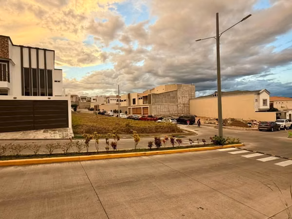 Venta terreno de esquina en Residencial el Sauce