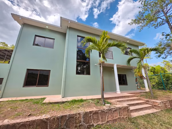 Se Vende Amplia Casa Sta. Lucia