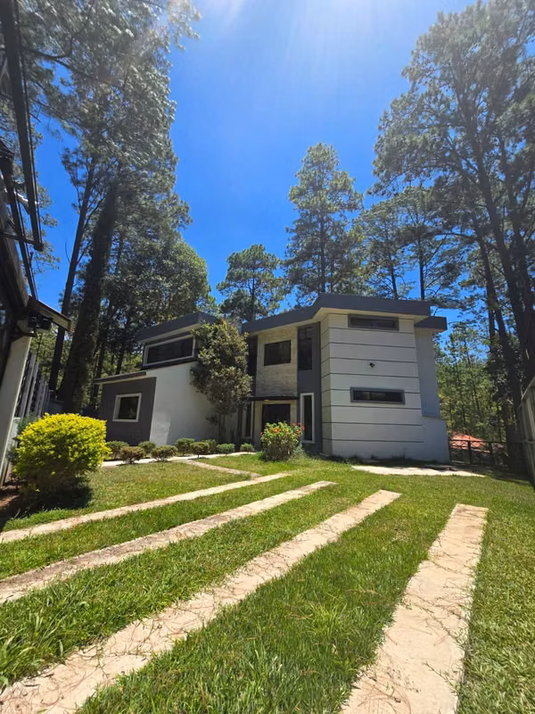 Venta de Hermosa y Amplia Casa, en Santa Lucía, en Francisco Morazán.