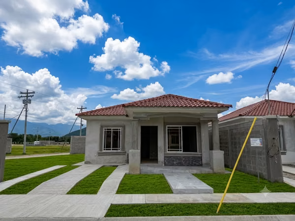 Se Vende Casa de esquina enfrente en Residencial ALTOS de Valencia SPS