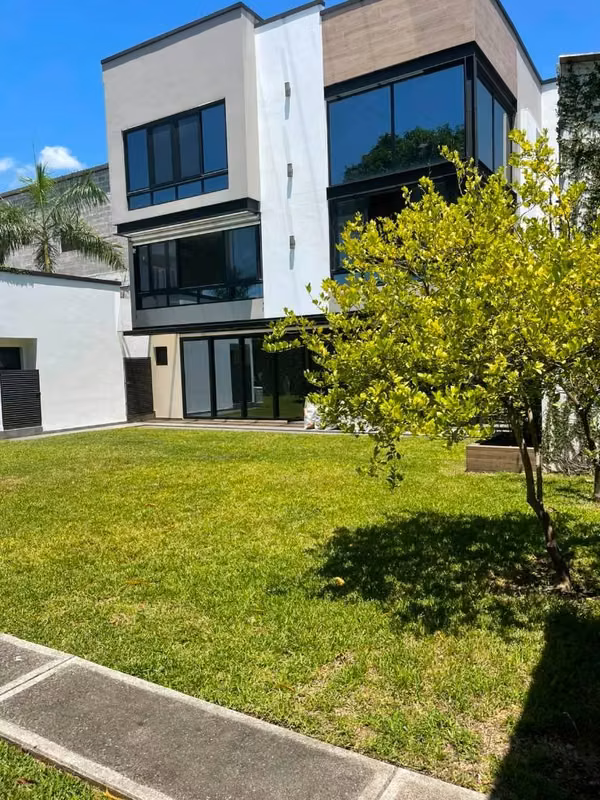 Se renta casa en Rio de Piedras