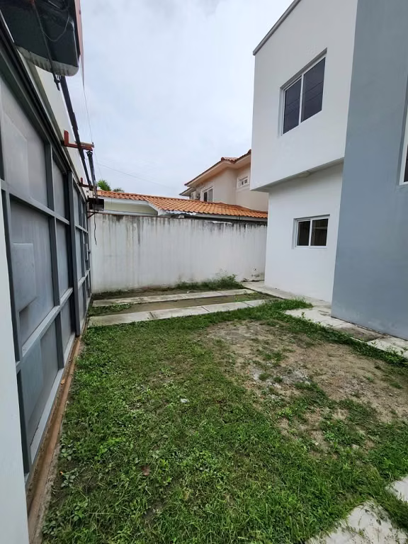 TOWNHOUSE EN RENTA SECTOR CASA MAYA