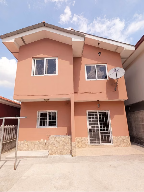 Se vende casa en Res. Las Mercedes Blvd del Norte