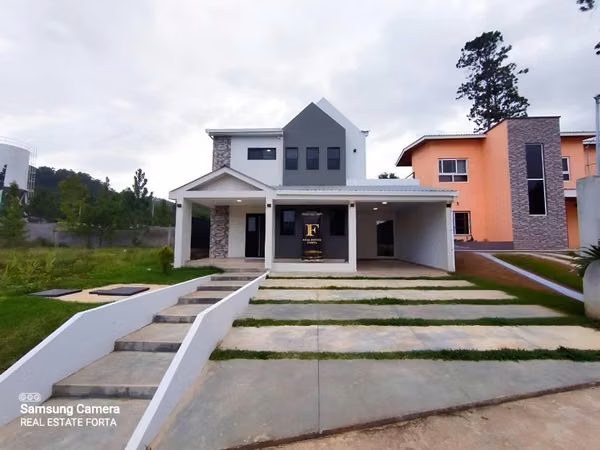 Venta de Hermosa Casa en la Residencial Campos Elíseos, Monte Carmelo, en Valle de Ángeles.