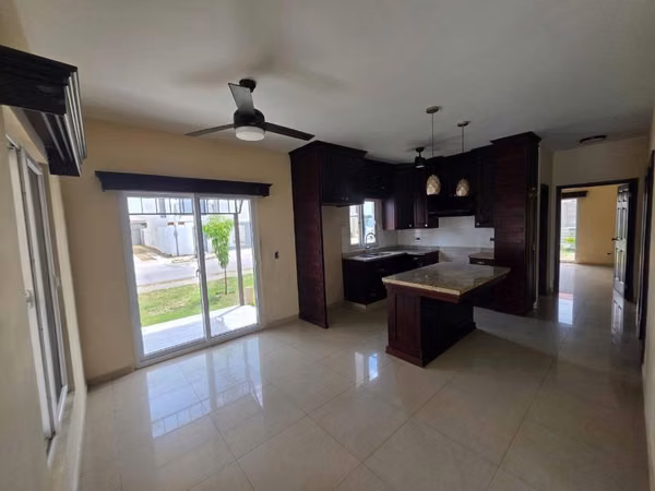 Se Vende Casa en Res. Costa del Este - San Pedro Sula