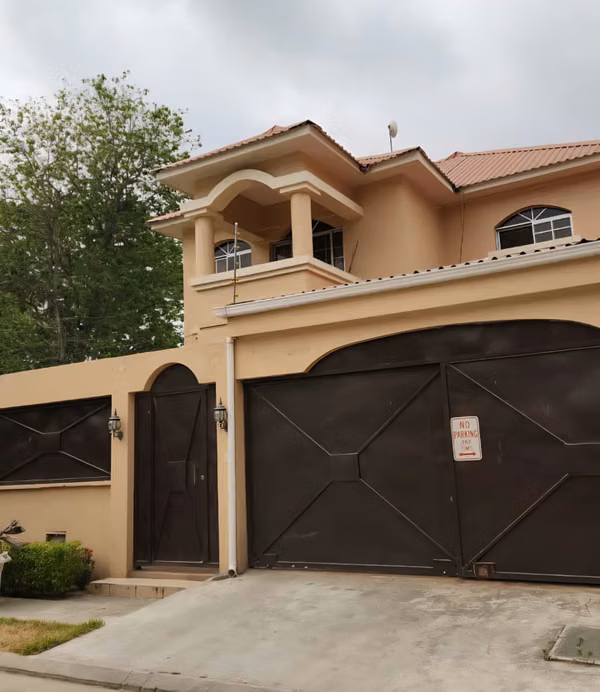 RESIDENCIA DE LUJO EN VENTA EN RESIDENCIAL LOS MEDICOS SA PEDRO SULA