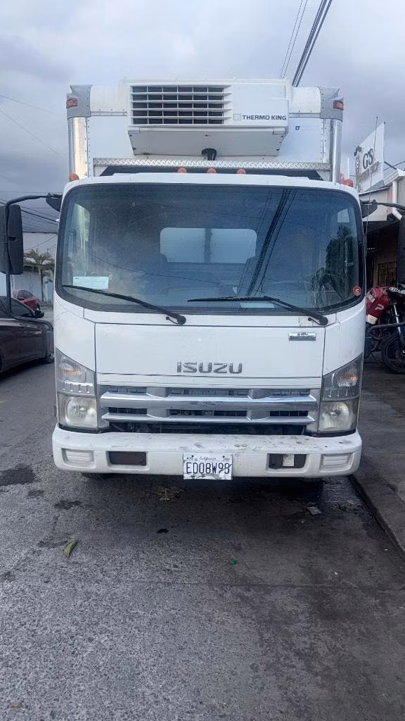 Camión Isuzu NPR recién ingresado