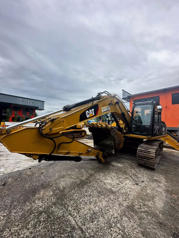 Excavadora Caterpillar 318 con Línea de Martillo (2016) | Ubicada en Panamá | Venta a Honduras
