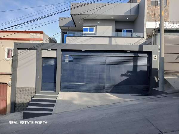Venta de Hermosa Casa Totalmente Nueva, ubicada en la Residencial Santa Cruz, en Tegucigalpa.