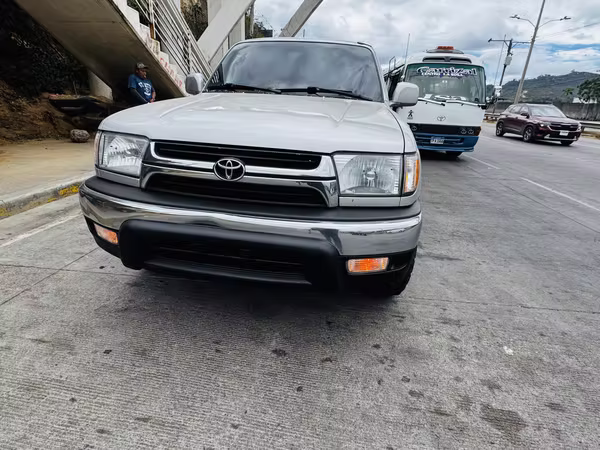 Toyota 4RUNNER AÑO 2002 , Recién ingresada , carro en óptimo estado , camioneta , 4x2 V6 , automática 