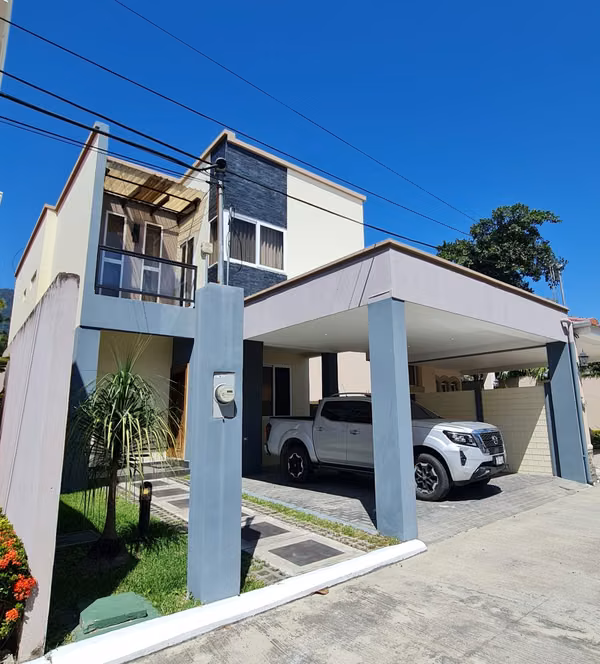 Se alquila moderna casa en Res. Bugambilia sector Mackay. 