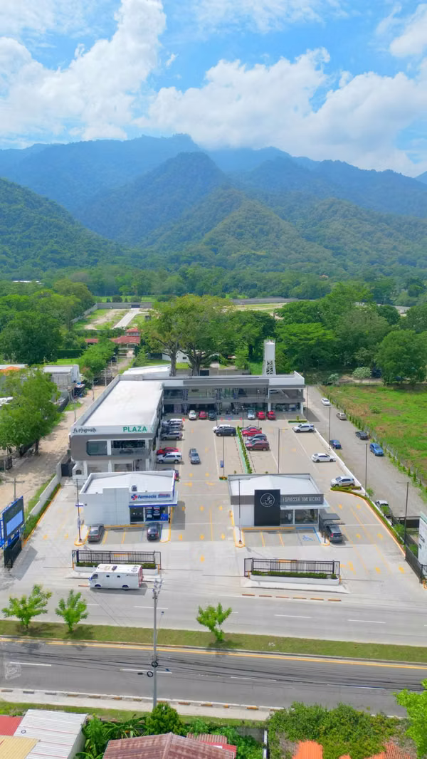 Plaza Carolina offers commercial premises from 89.81 m ², blvd. Mackay, SPS