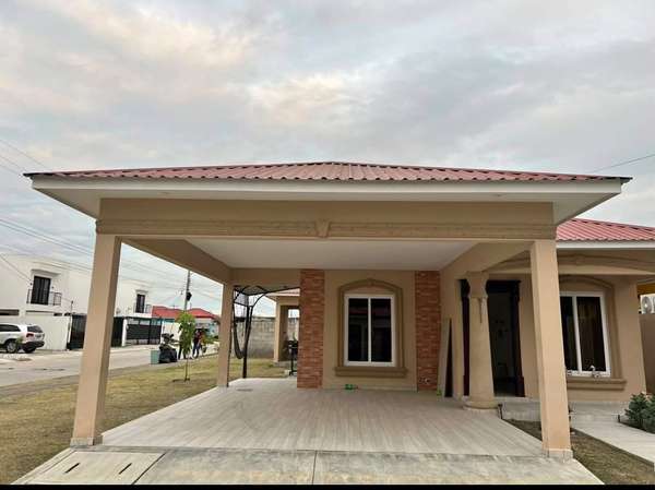 For sale corner level house in Res Costa del Este