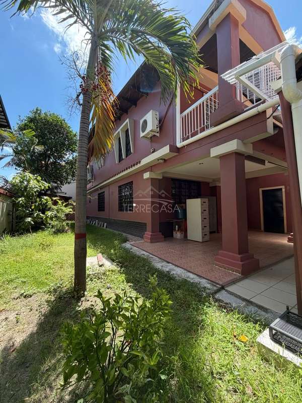 WIDE HOUSE IS SOLD IN CABBAGE UNIVERSITY