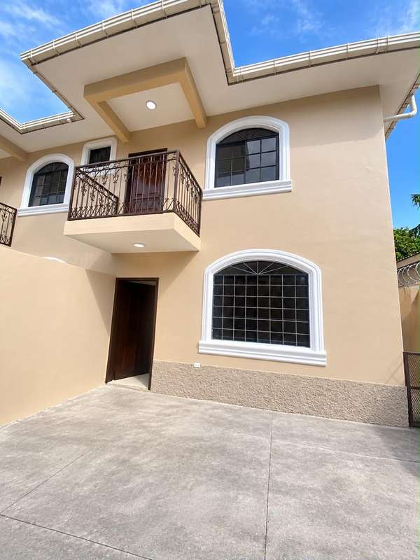 COMPLEJO DE 3 TOWNHOUSES EN VENTA – COLONIA ZERON