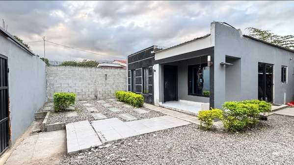 SE VENDE CASA EN BARRIO LAS PALMAS