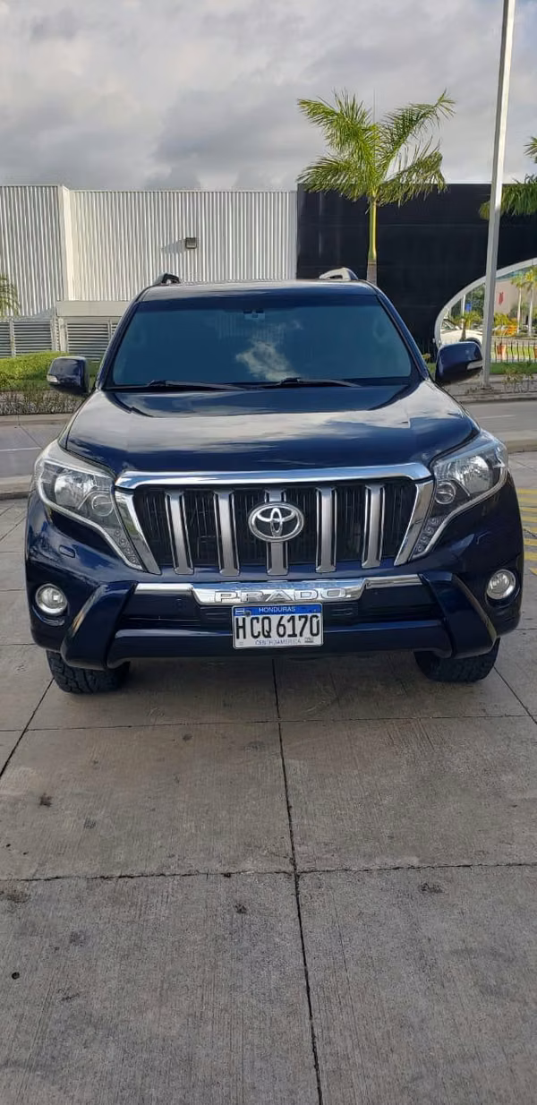 Toyota Land Cruiser Prado, versión VX (Lujo), año 2015.