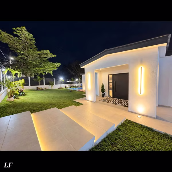 Venta de Hermosa Casa Totalmente Nueva y Amueblada con Piscina, en Valle de Ángeles, Francisco Morazán.  